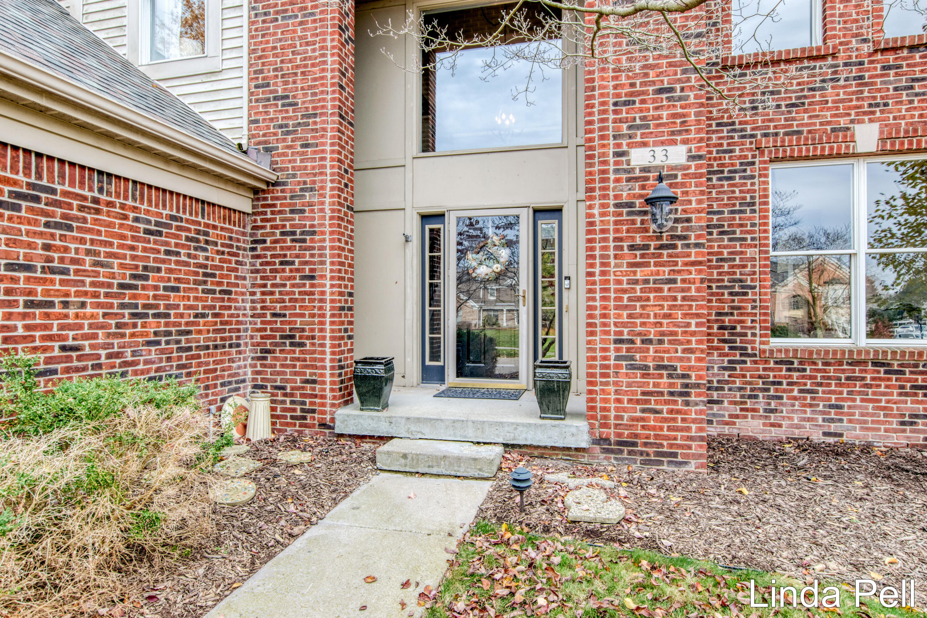 33 Fox Point Court NE