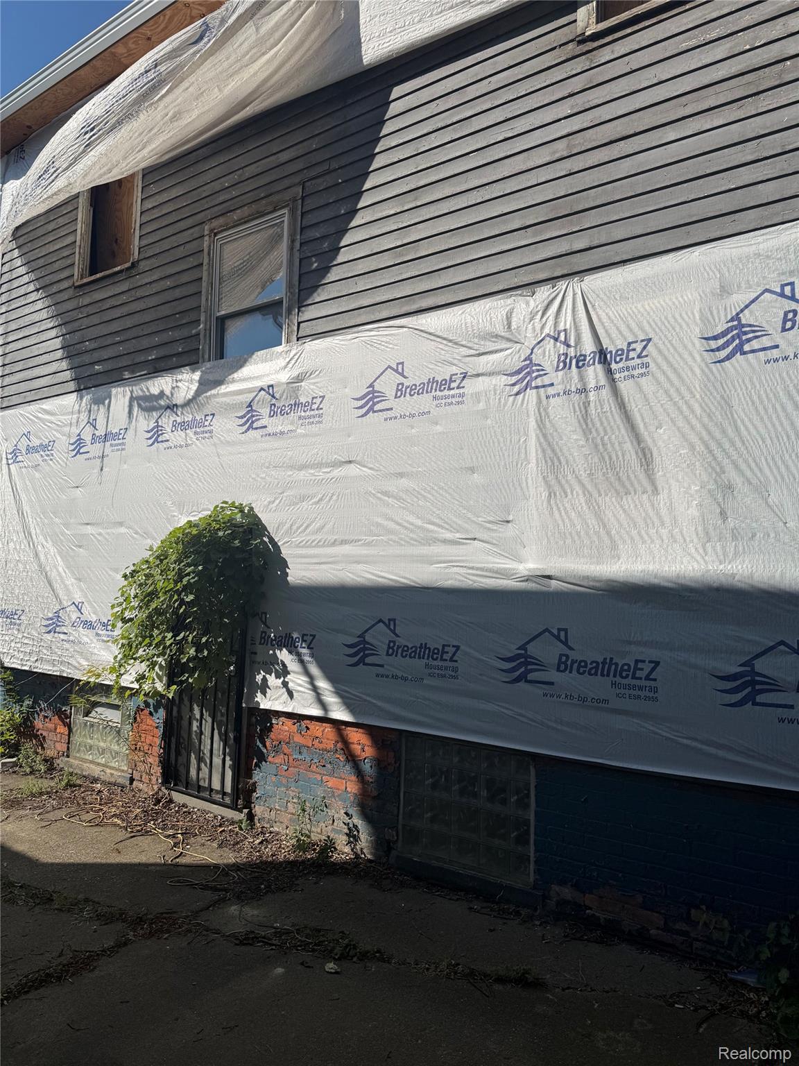 192 W Grand
