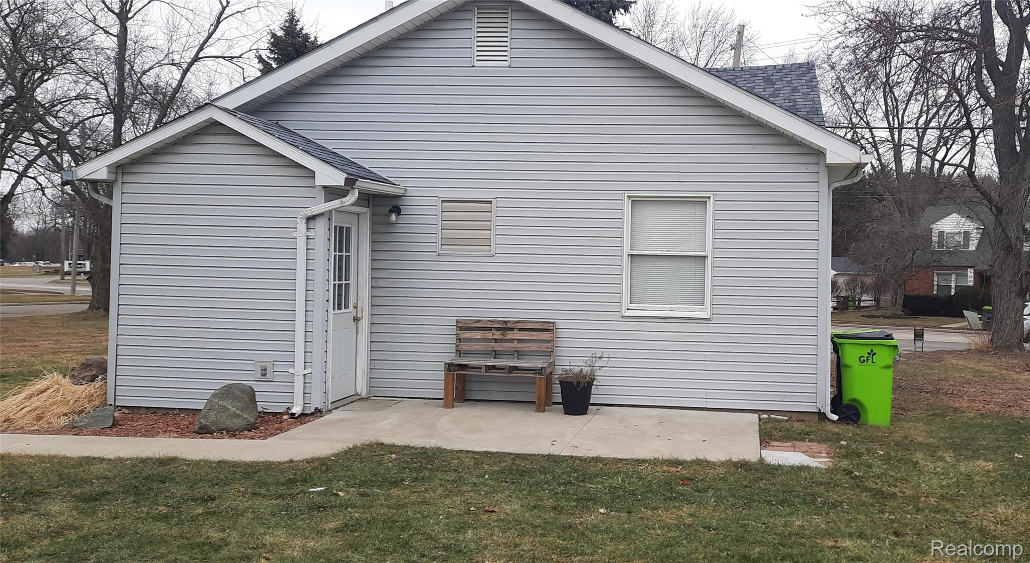 911 W Silver Lake Road