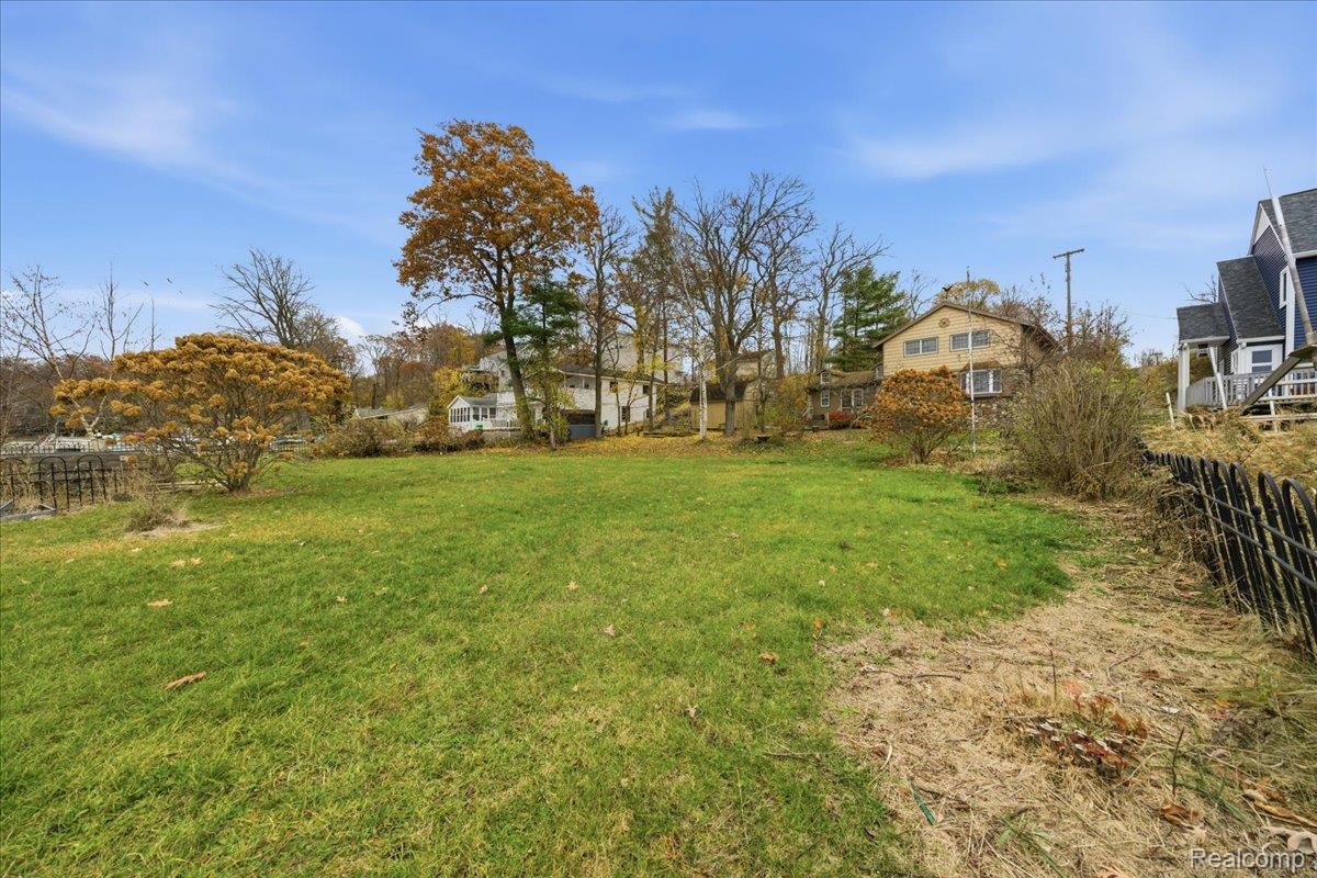 Hadley, Michigan 48462, United States, 4 Bedrooms Bedrooms, ,2 BathroomsBathrooms,Residential,Active,243311