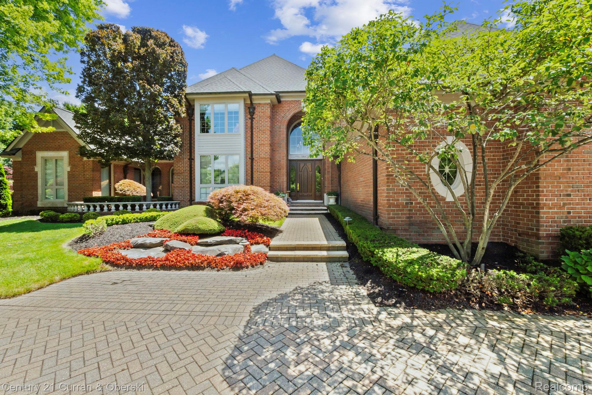 18878 Oak Leaf Lane