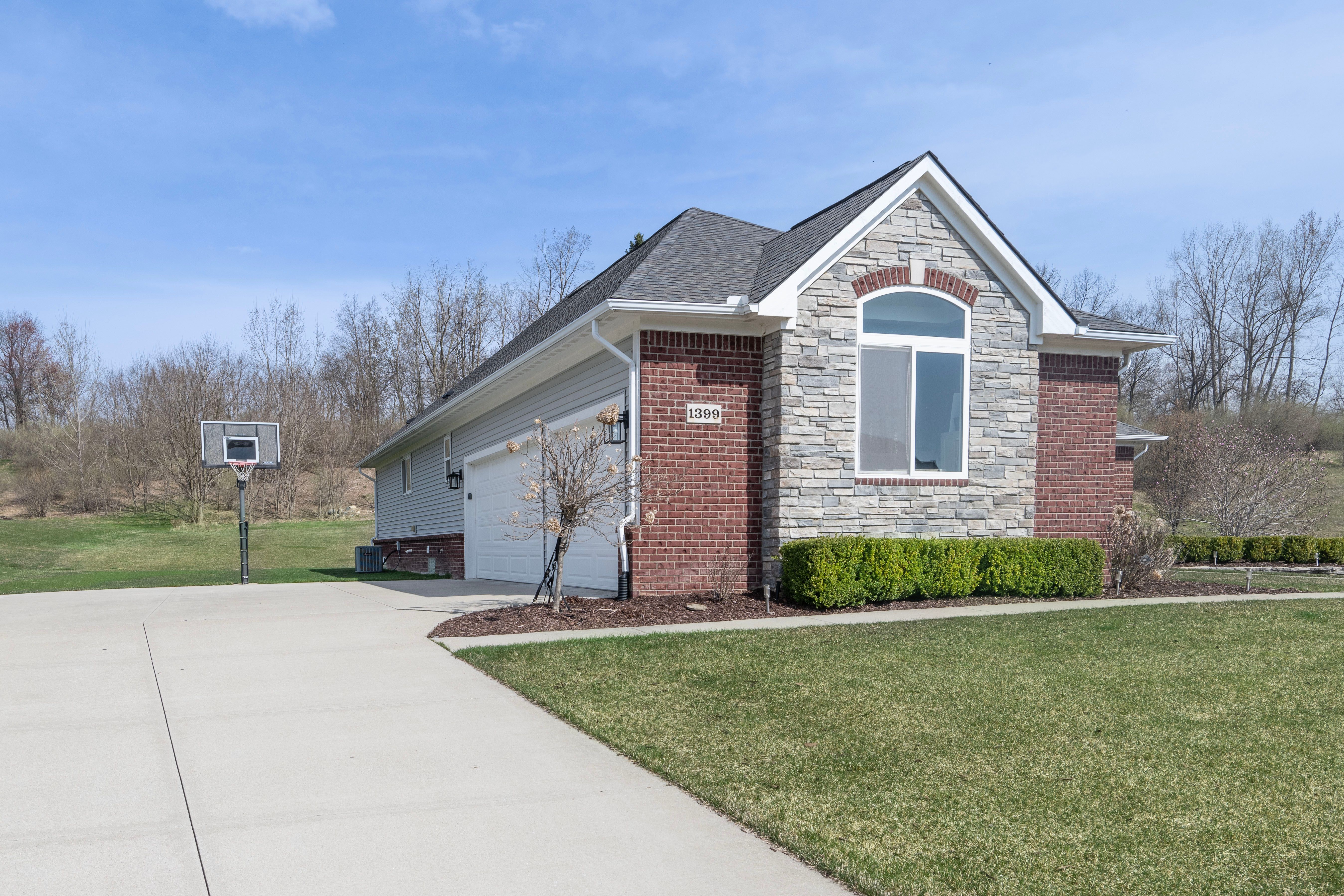 1399 GLASS LAKE Circle