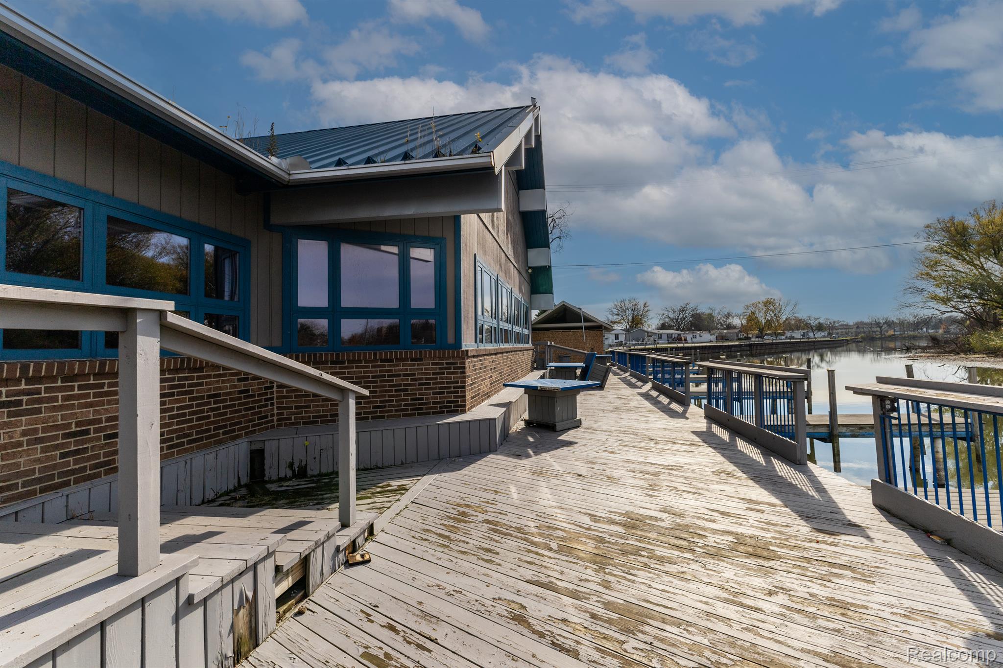 240 N RIVER Road