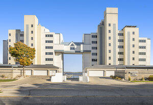 2964 Lakeshore Drive E102