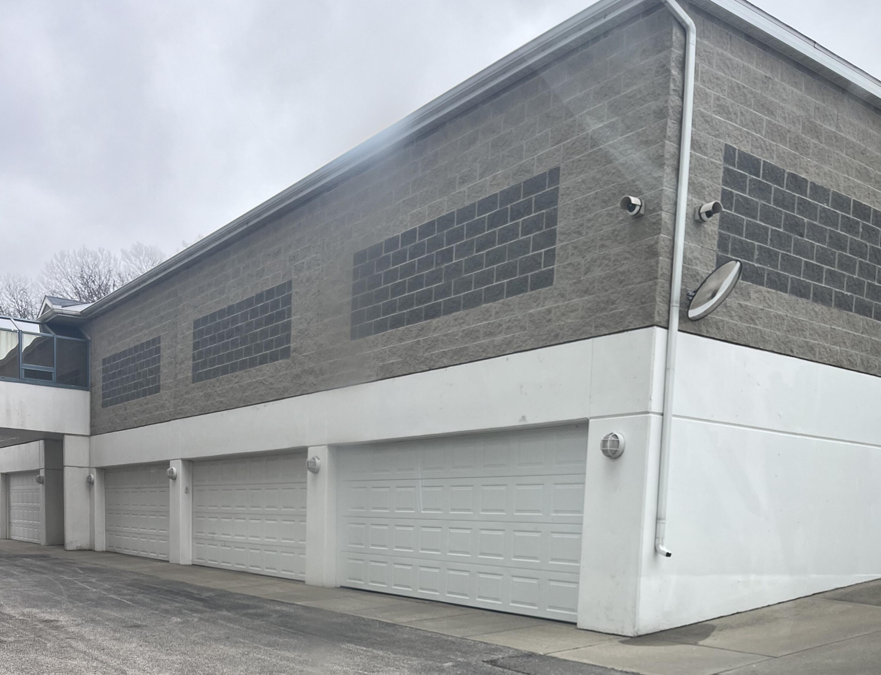 2964 Lakeshore Drive E102