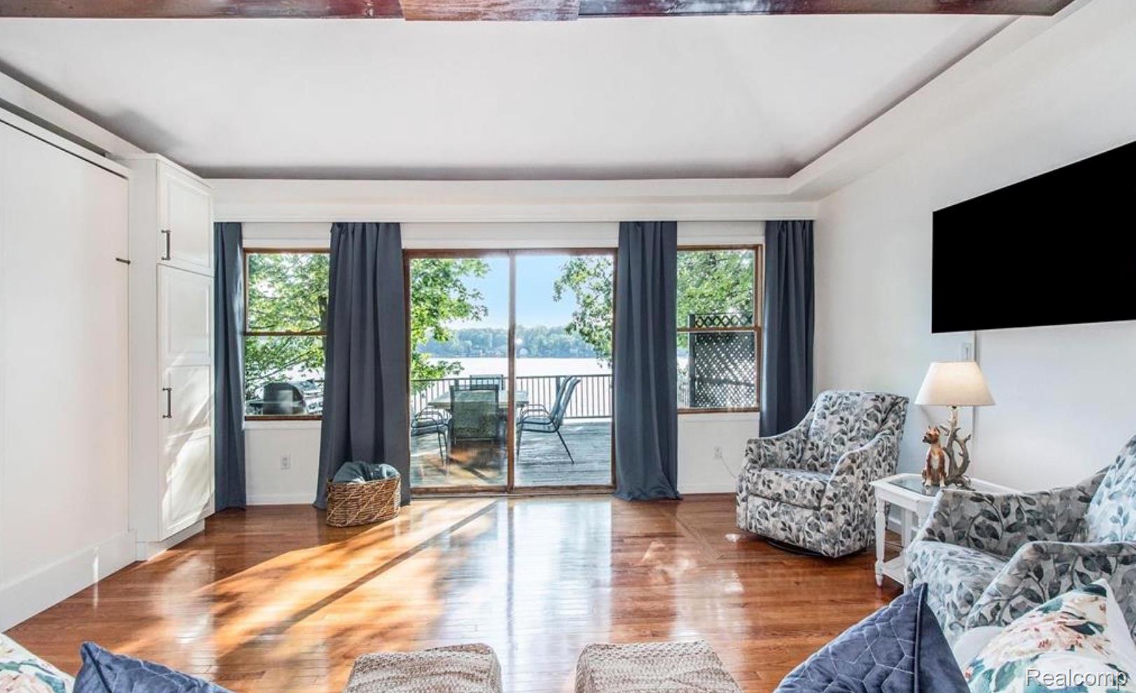 6048 Briggs Lake Drive