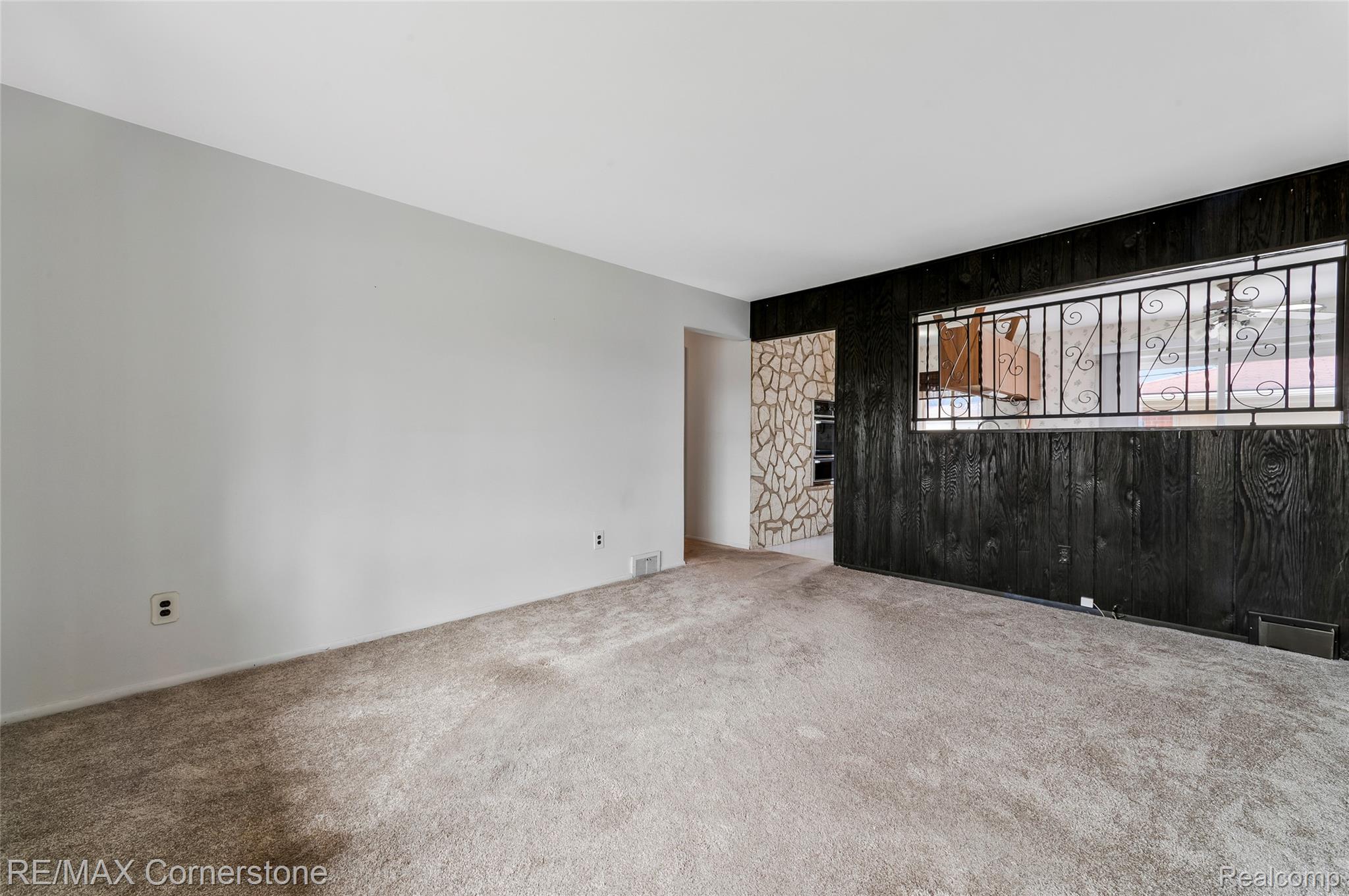 34216 Rosslyn Street