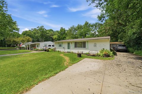Photo of 918 Pine Tree Road, Lake Orion Village, MI 48362 (MLS # 20261055642)