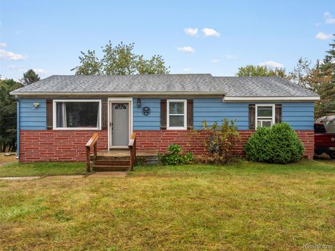 Photo of 449 Joslyn Road, Lake Orion Village, MI 48362 (MLS # 20251043922)