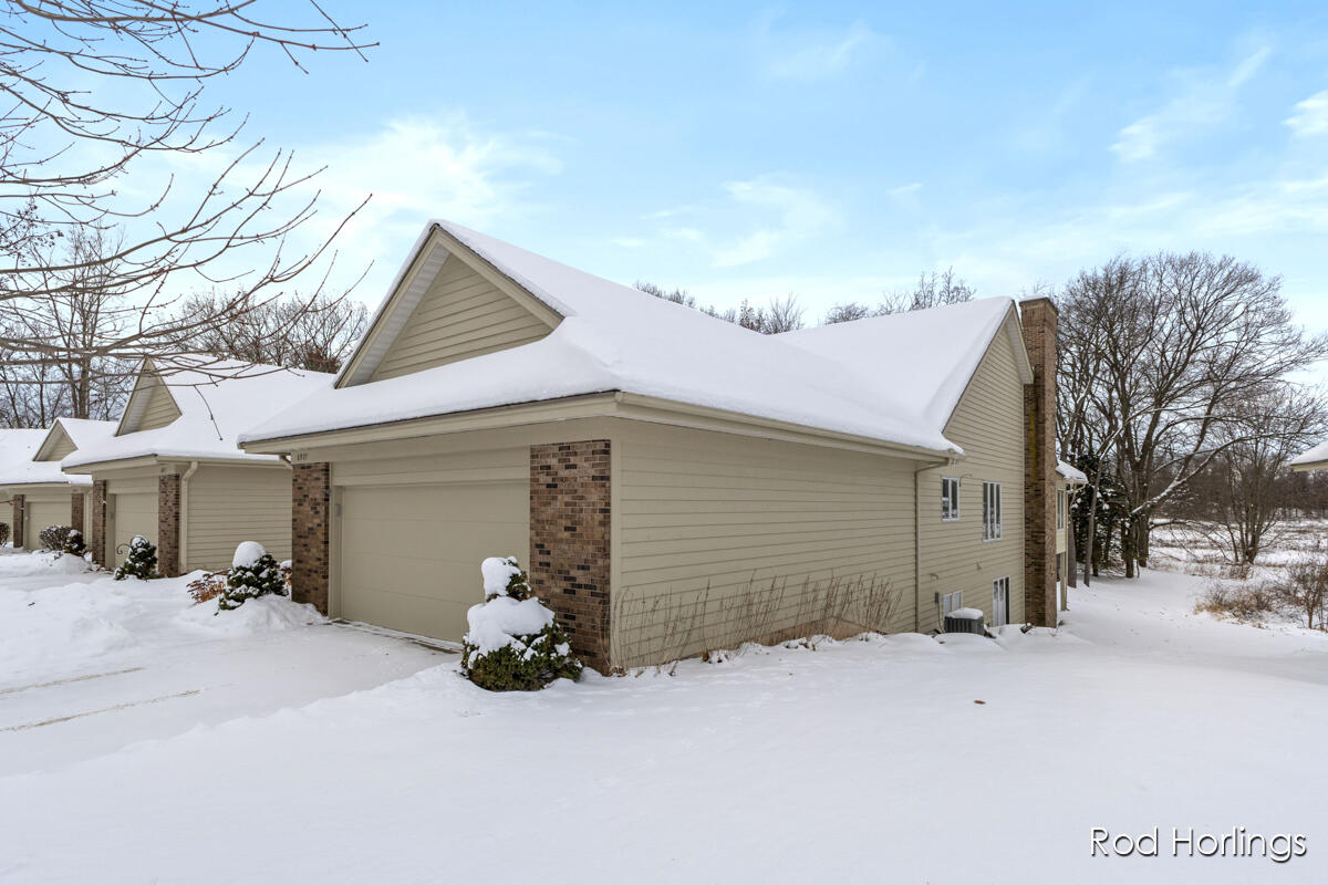 6977 Pinehurst Lane NE