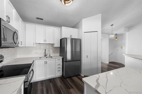 6680 RIDGEFIELD CIR APT 201, WEST BLOOMFIELD, MI 48322 - Image b7bba5e9daa902758df02eddf5d0fc6b/3904845858