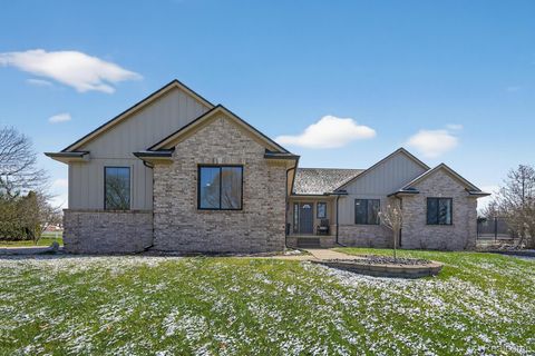 16529 W Horseshoe Trail Fenton Charter Township MI 48451