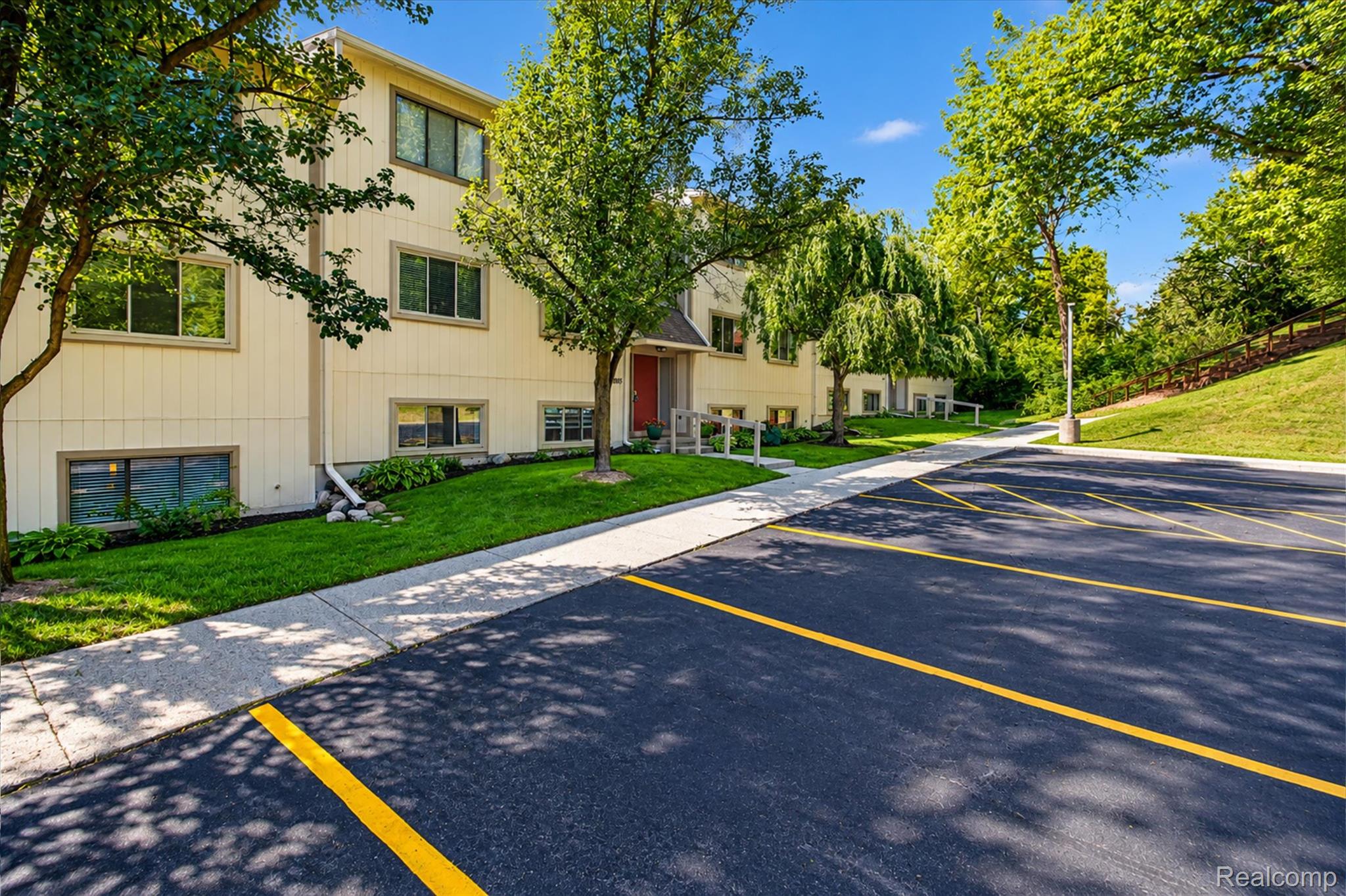 1695 Riverside Drive 7