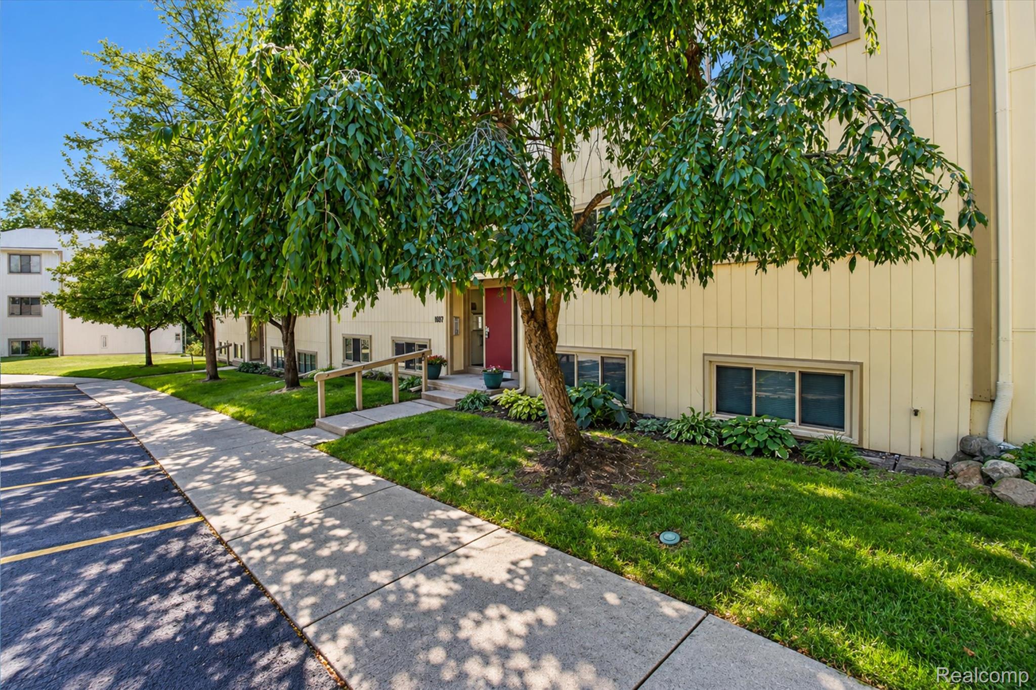 1695 Riverside Drive 7