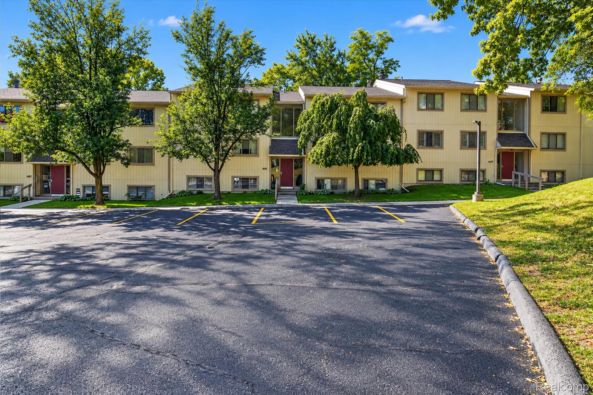 1695 Riverside Drive 7