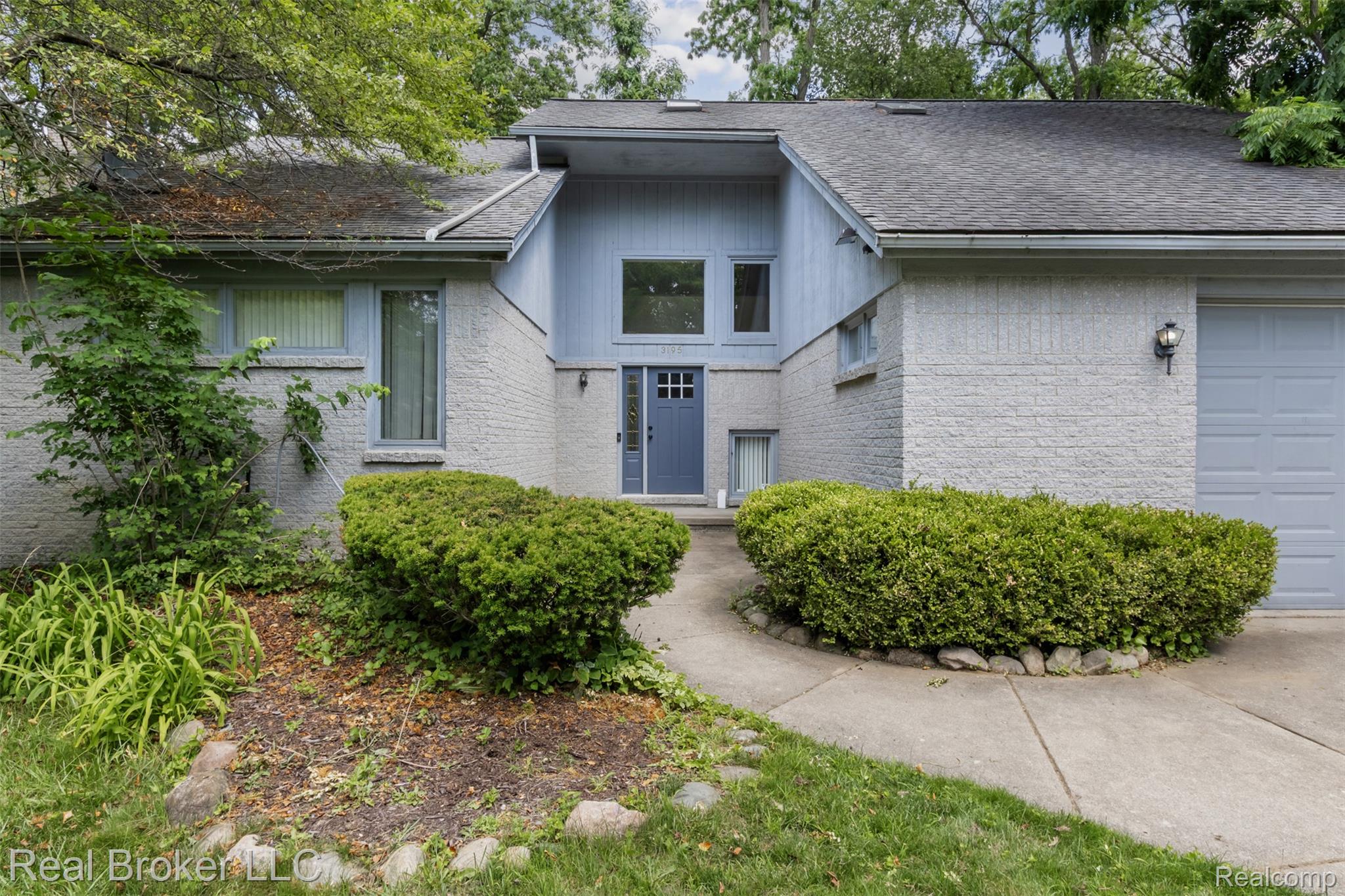 3195 Green Oaks Drive