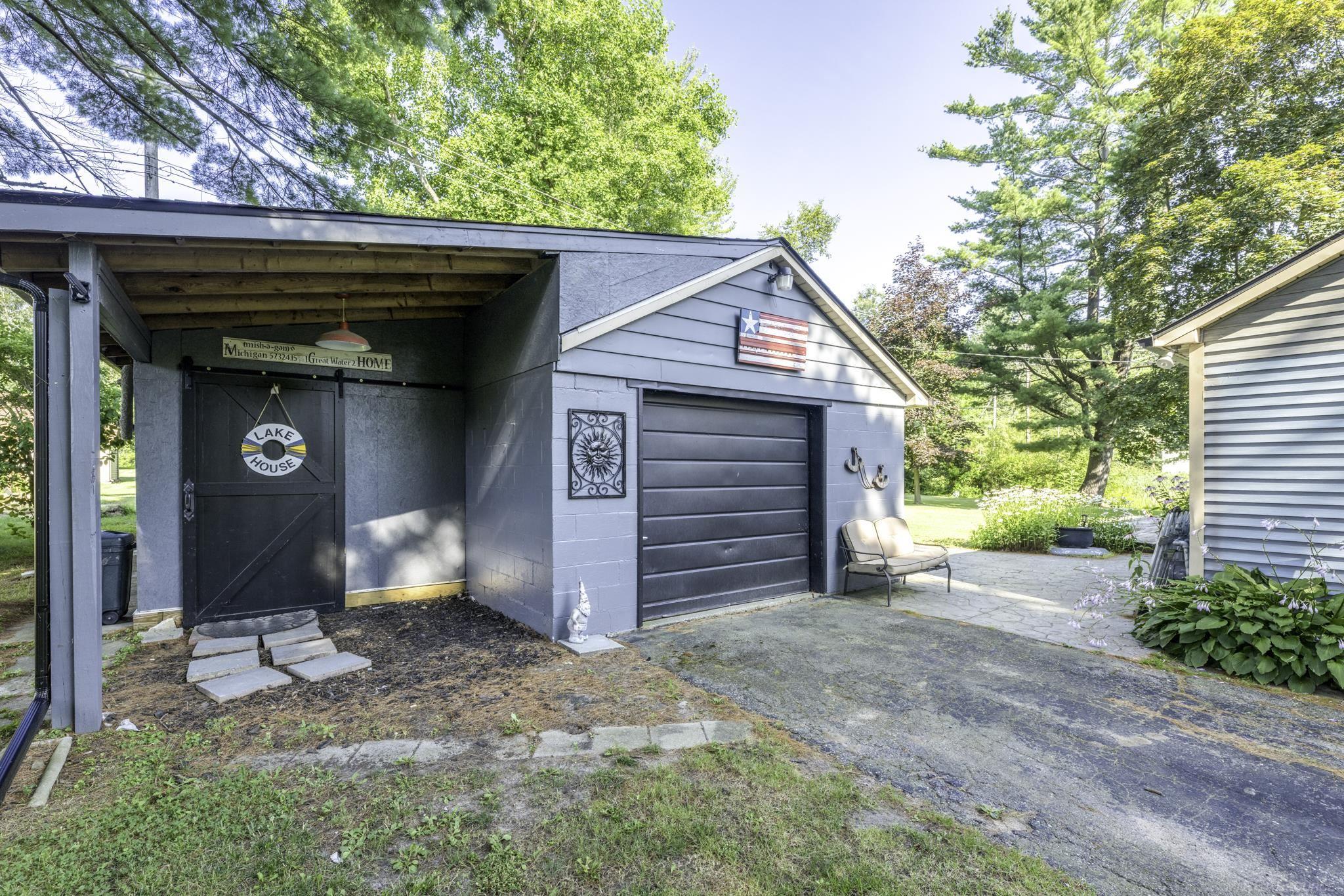 4034 Lakeshore Road