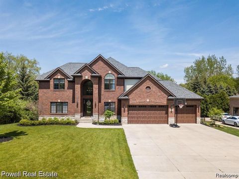 Photo of 1968 MAPLEWOOD Avenue, Bloomfield Charter Township, MI 48302 (MLS # 20261039678)