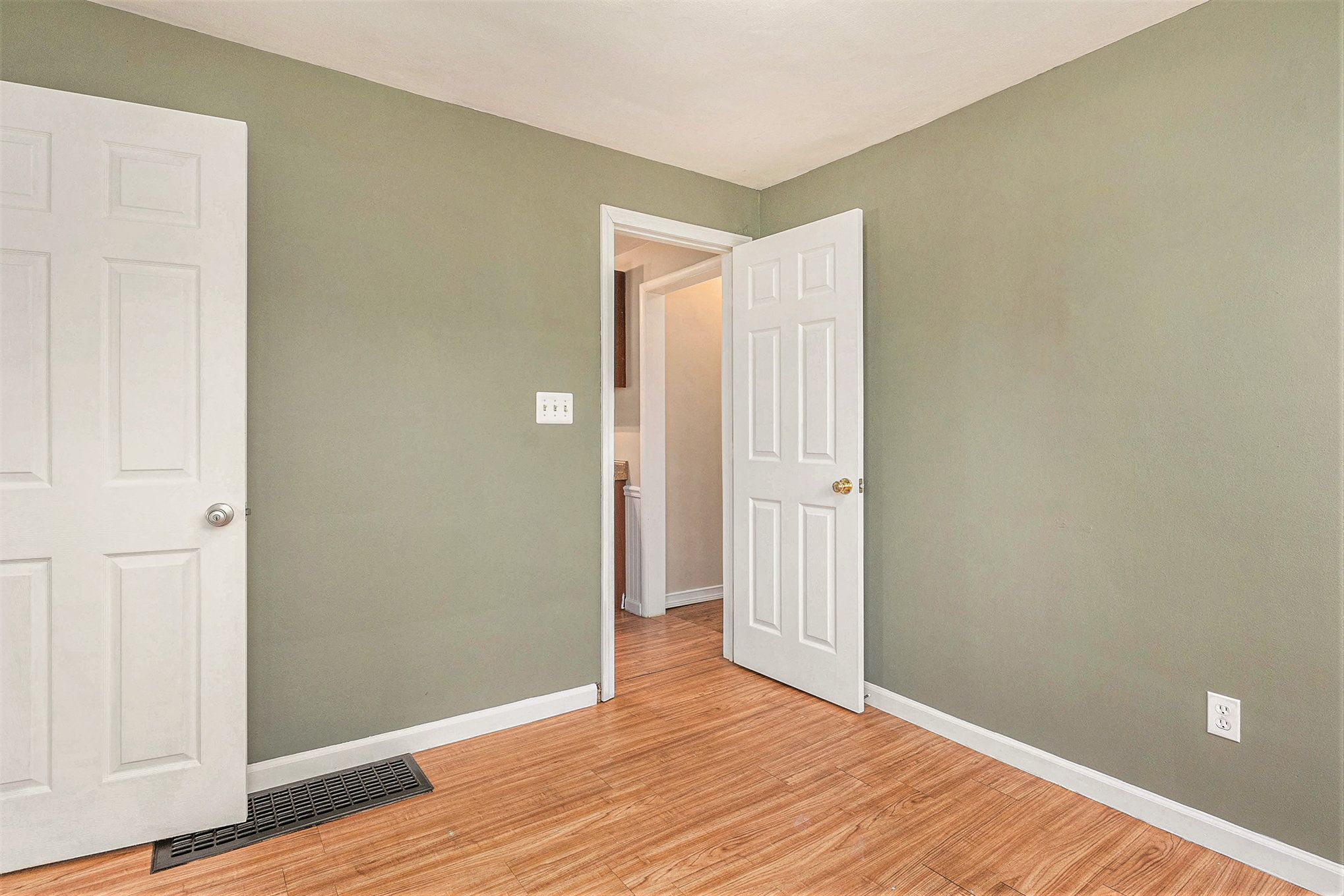 Hazel Park City Oakland, Michigan 48030, United States, 2 Bedrooms Bedrooms, ,1 BathroomBathrooms,Residential,Pending,114602