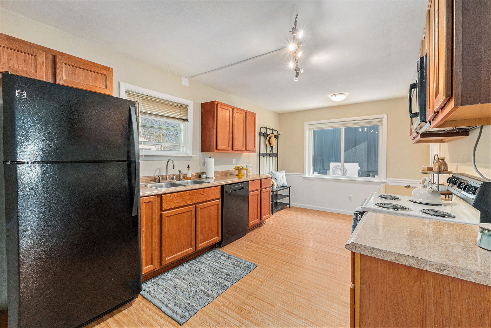 Hazel Park City Oakland, Michigan 48030, United States, 2 Bedrooms Bedrooms, ,1 BathroomBathrooms,Residential,Pending,114602