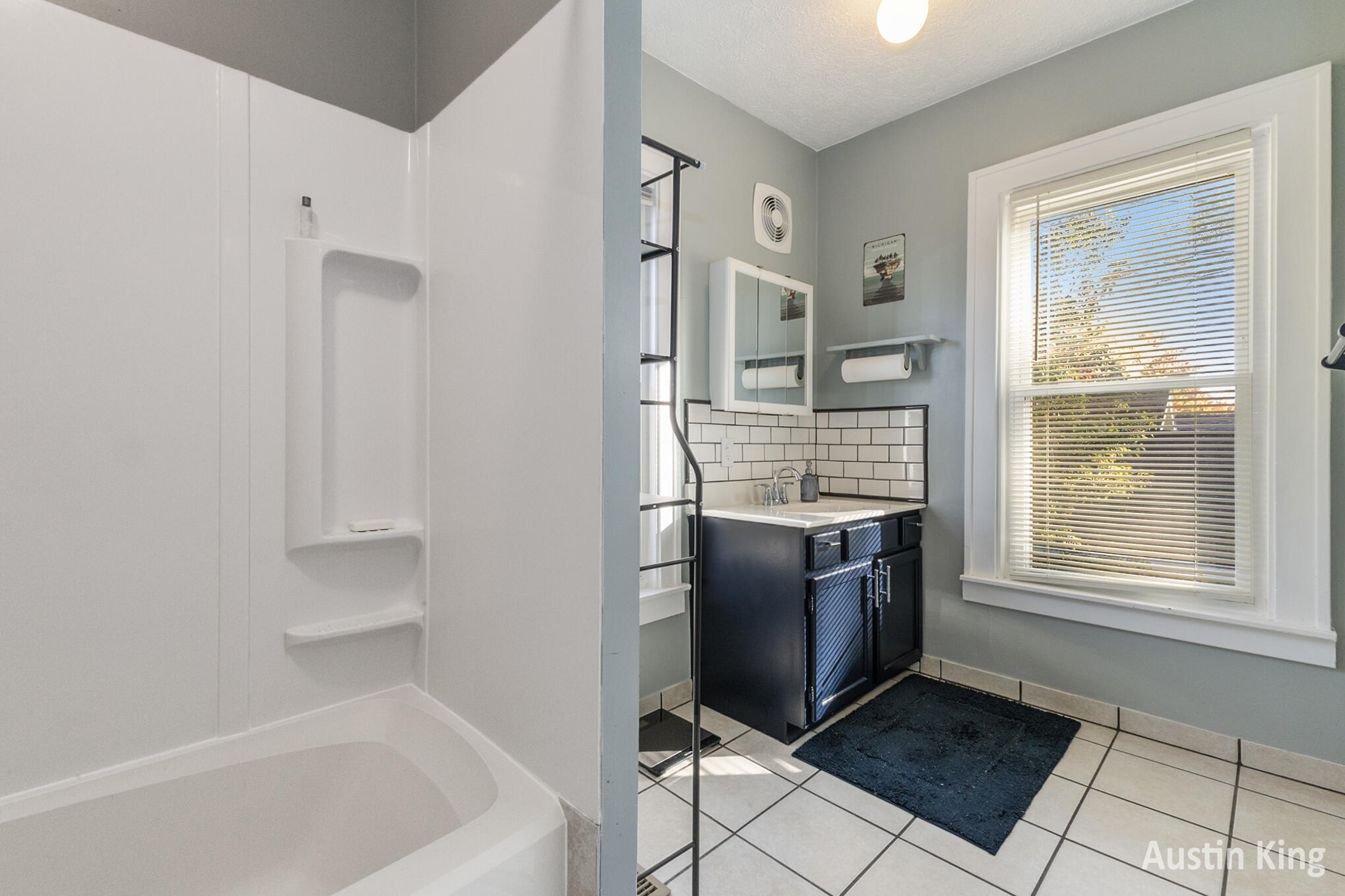 Grand Rapids City, Michigan 49503, United States, 3 Bedrooms Bedrooms, ,2 BathroomsBathrooms,Residential,Active,232638