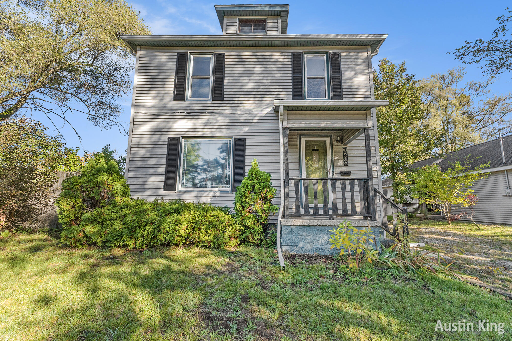 Grand Rapids City, Michigan 49503, United States, 3 Bedrooms Bedrooms, ,2 BathroomsBathrooms,Residential,Active,232638