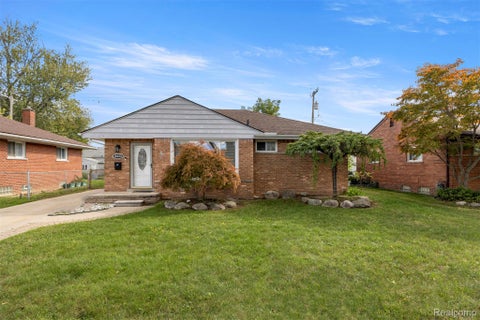 Photo of 8422 Winston Lane, Dearborn Heights City, MI 48127 (MLS # 20261083084)
