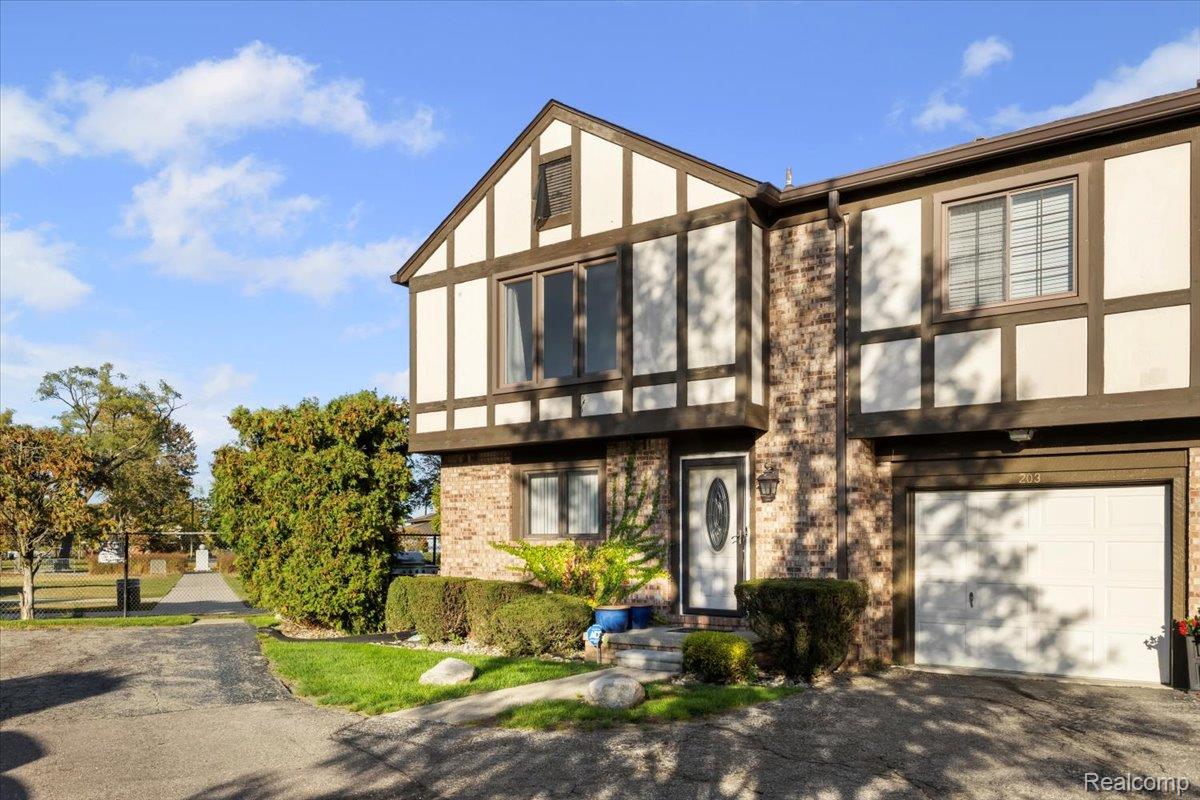 203 Lac Sainte Claire Drive