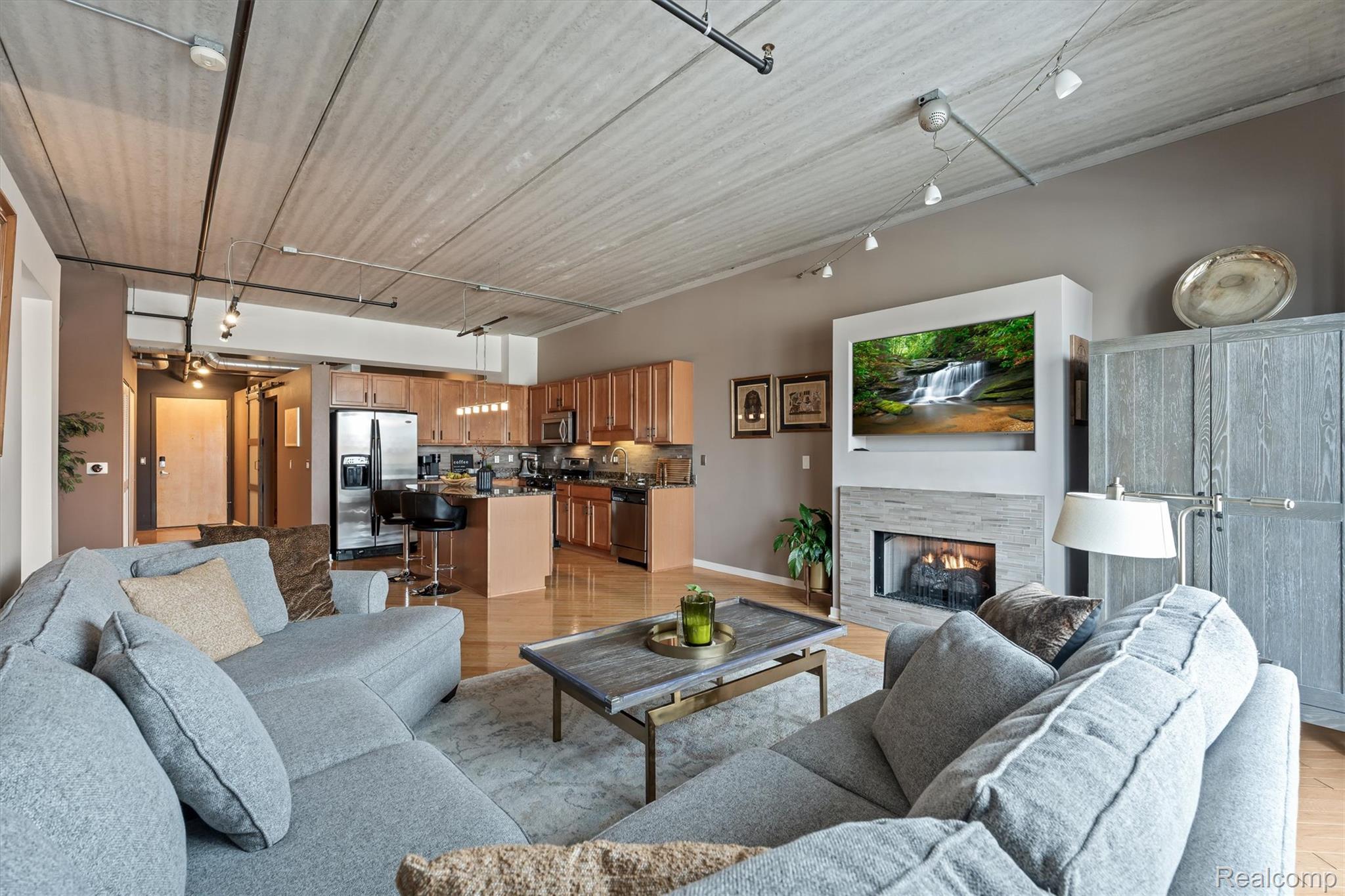 101 Curry Avenue 512