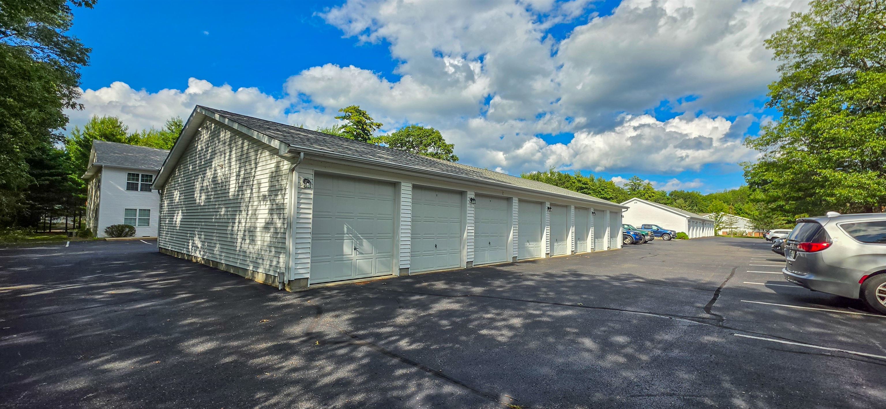 1011 E Lincoln