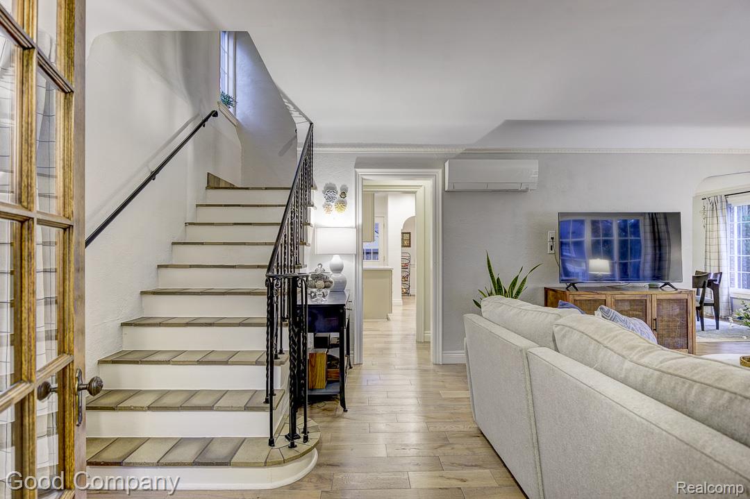 551 W Oakridge Street