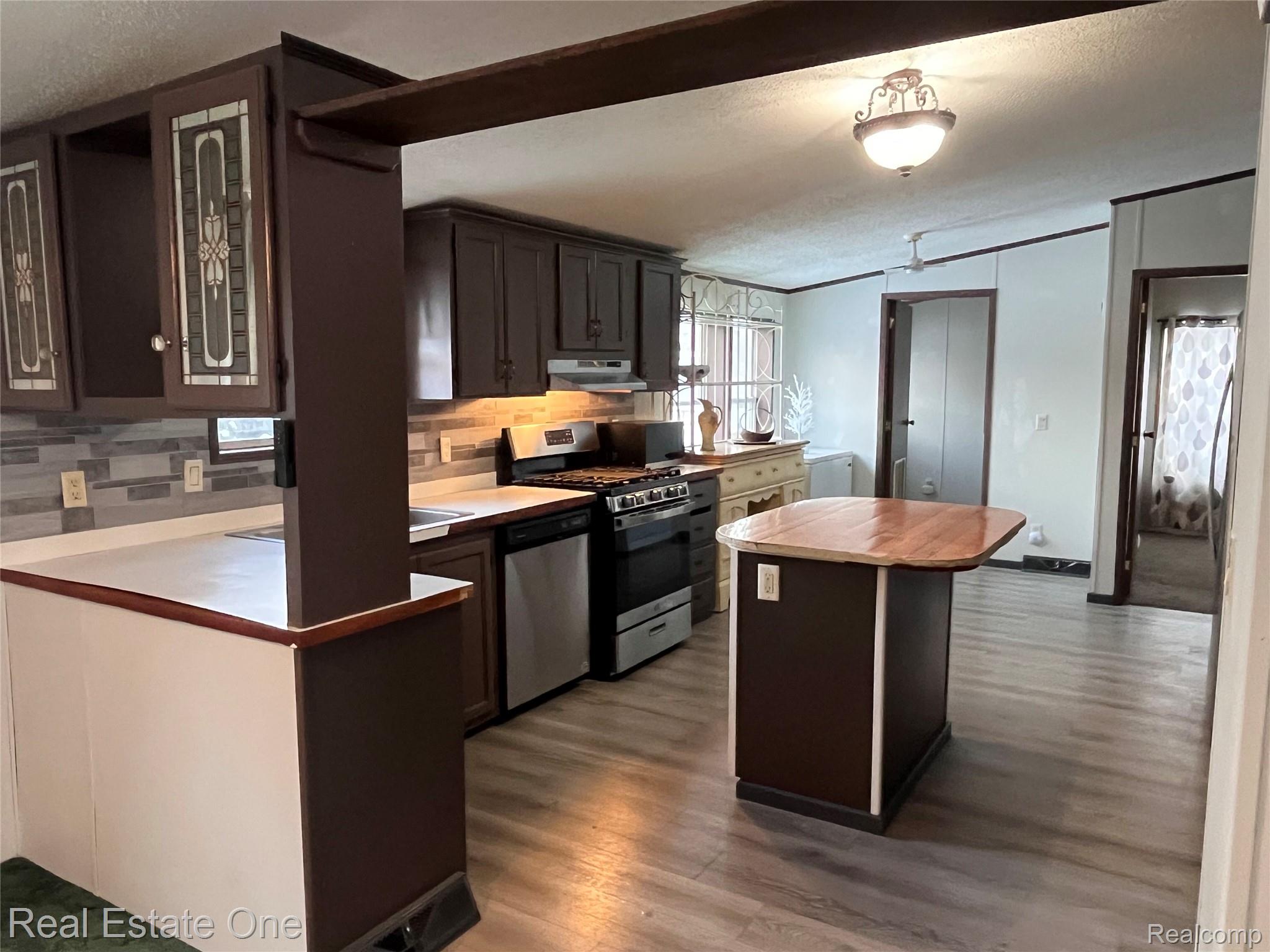 211 Lakeshore Circle