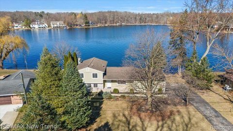 7135 CAPRI Drive White Lake Charter Township MI 48383