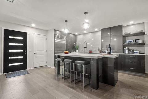 418 E 5th Street 2 Royal Oak City MI 48067
