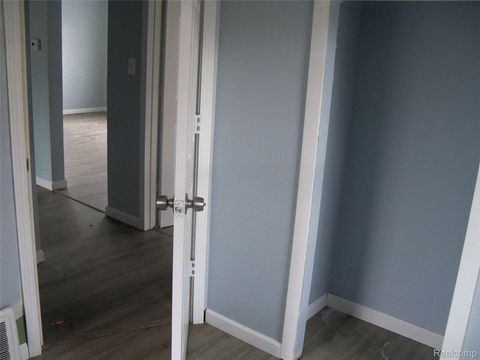 Tiny photo for 413 E Hemphill Road, Flint City, MI 48507 (MLS # 20261021708)