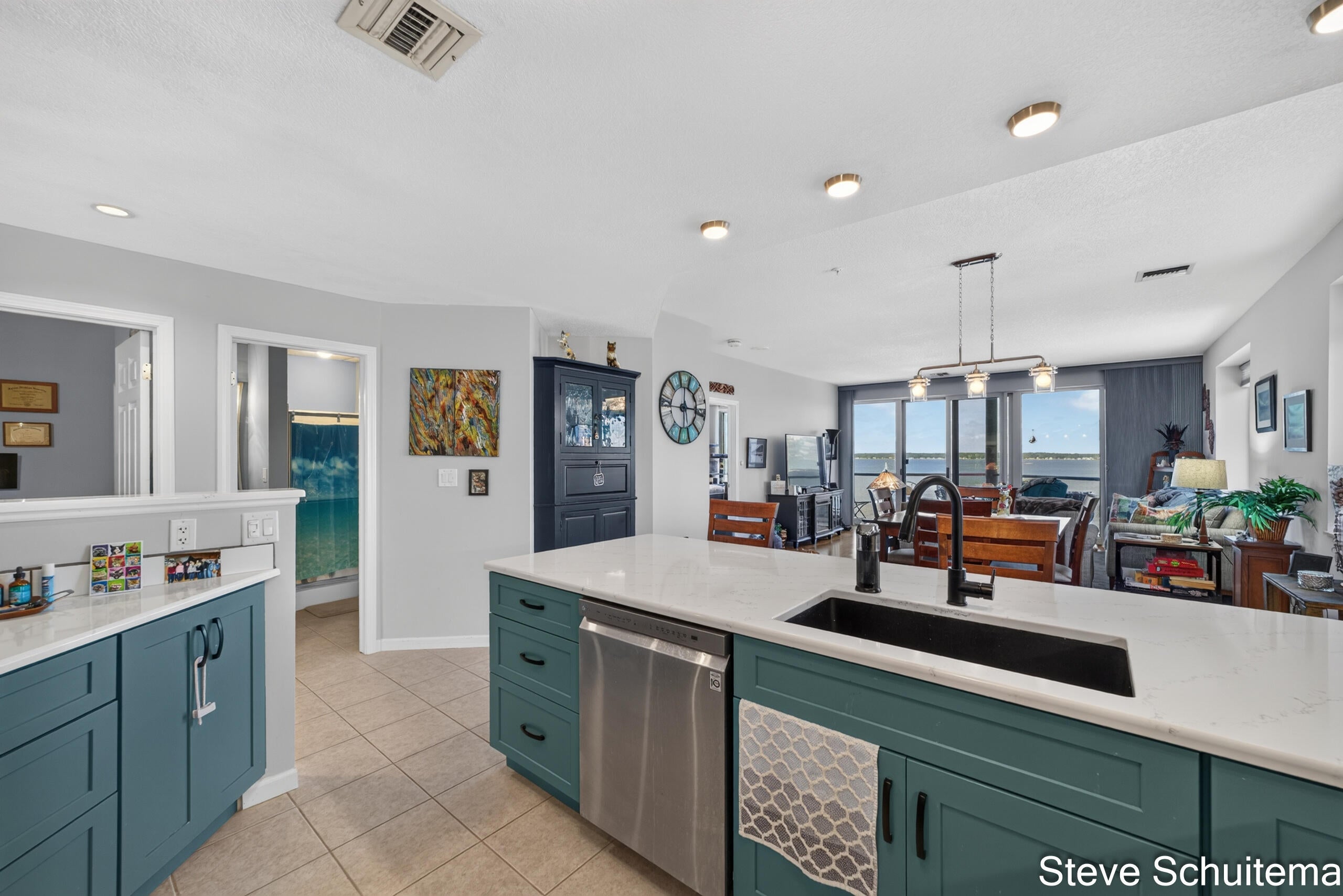 2964 Lakeshore Drive E501