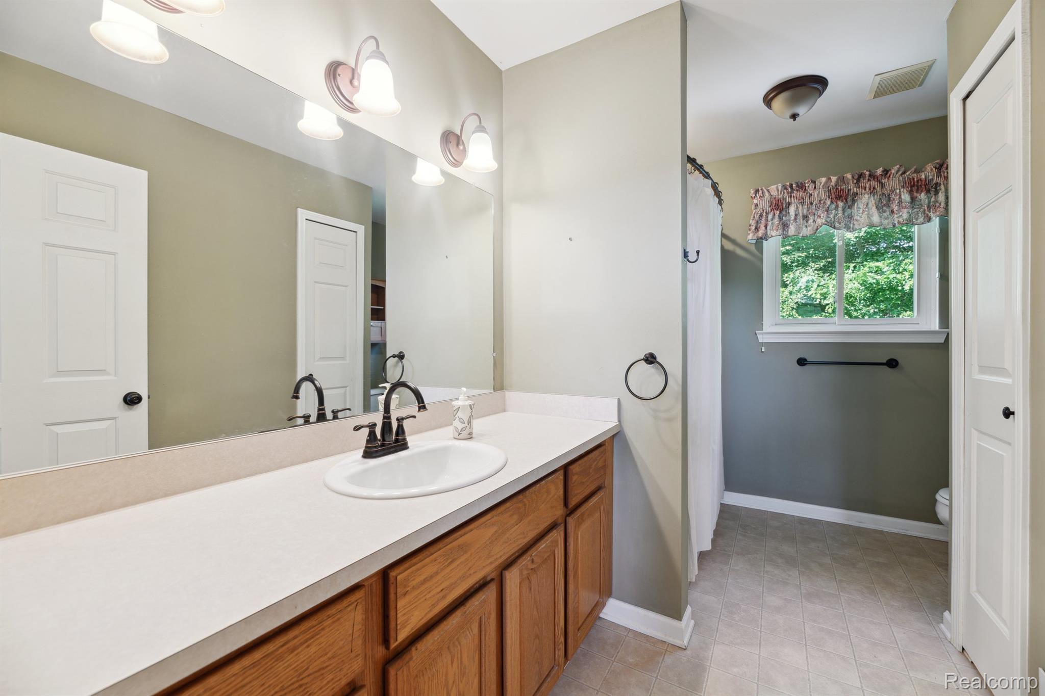 Oxford Charter Township, Michigan 48371, United States, 4 Bedrooms Bedrooms, ,3 BathroomsBathrooms,Residential,Active,161111