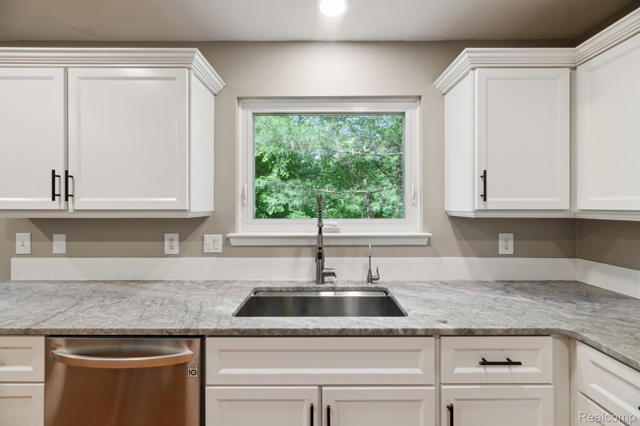 Oxford Charter Township, Michigan 48371, United States, 4 Bedrooms Bedrooms, ,3 BathroomsBathrooms,Residential,Active,161111