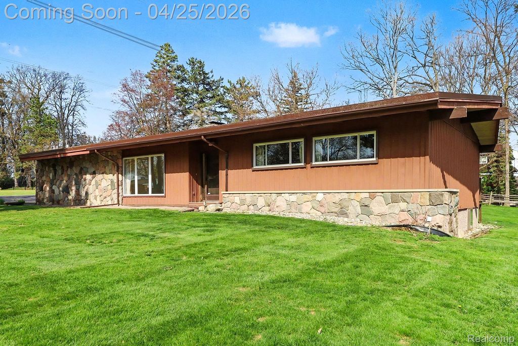 Photo of 5746 Warbler Drive, Clarkston City, MI 48346 (MLS # 20261025119)