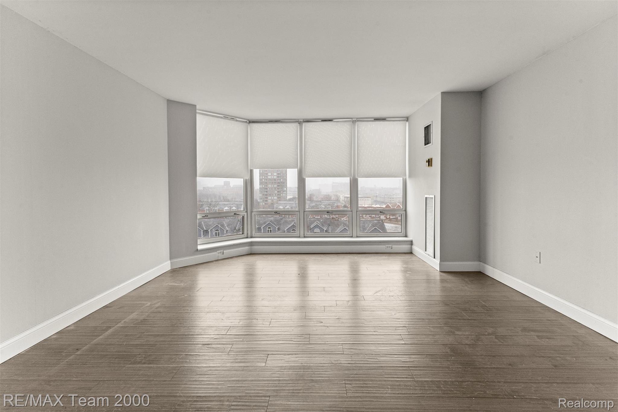 250 E HARBORTOWN Drive 702