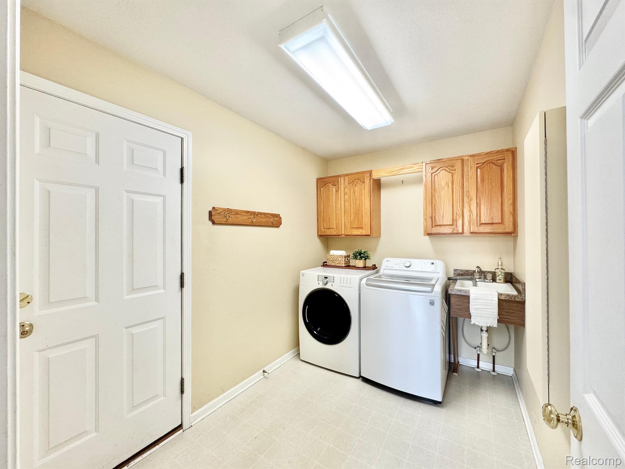 Flint Charter Township Genesee, Michigan 48433, United States, 2 Bedrooms Bedrooms, ,2 BathroomsBathrooms,Residential,Active,117815