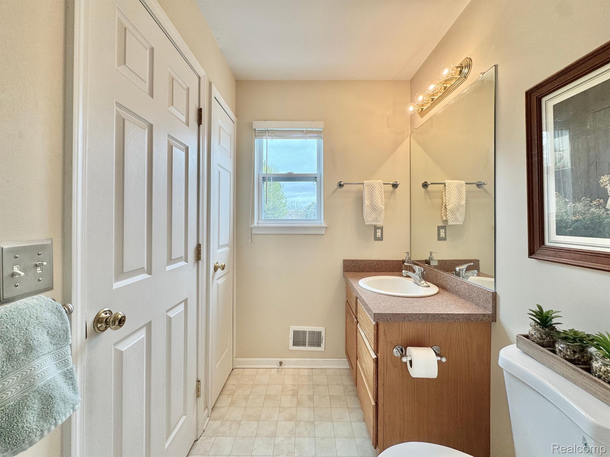 Flint Charter Township Genesee, Michigan 48433, United States, 2 Bedrooms Bedrooms, ,2 BathroomsBathrooms,Residential,Active,117815