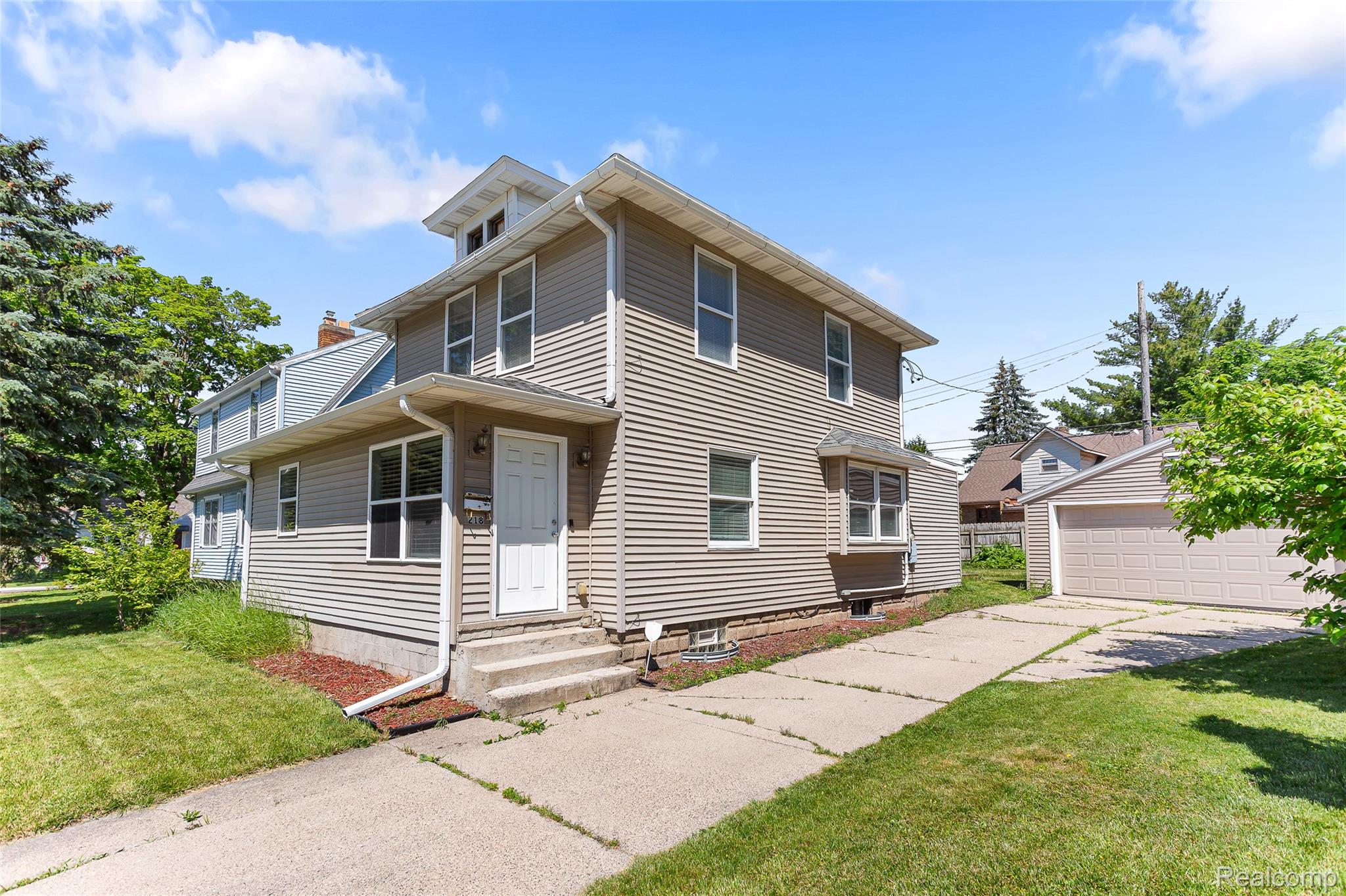218 W Greenlawn Avenue