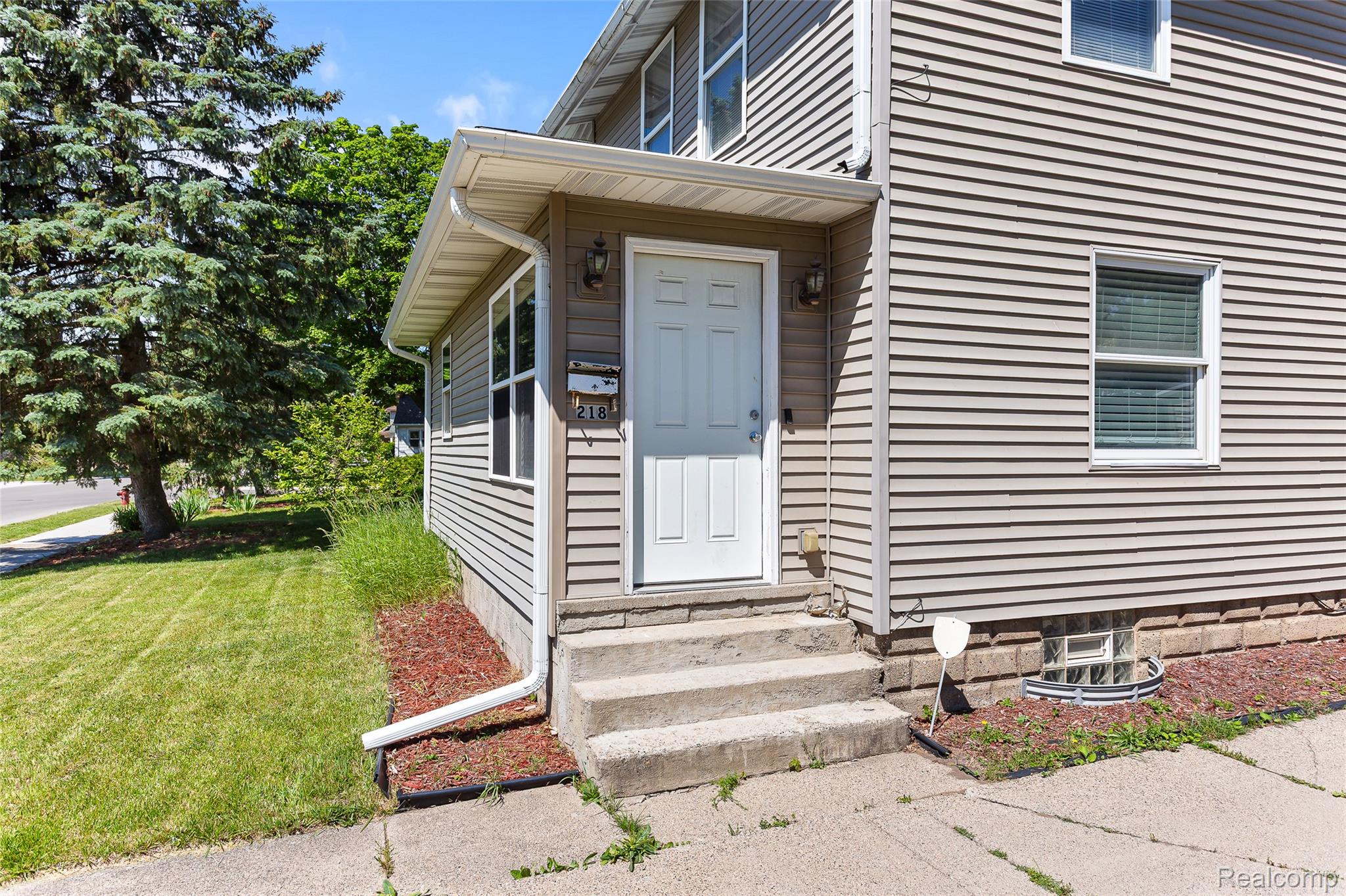 218 W Greenlawn Avenue