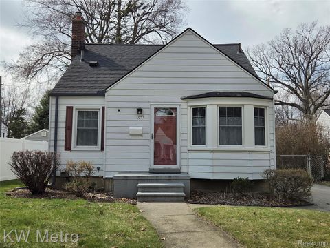 Photo of 1035 N Vermont Avenue, Royal Oak City, MI 48067 (MLS # 20261021687)