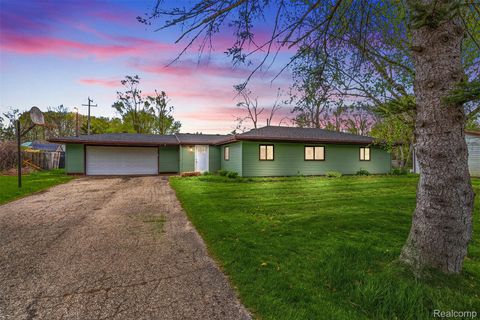 5710 Lake Grove Drive White Lake Charter Township MI 48383
