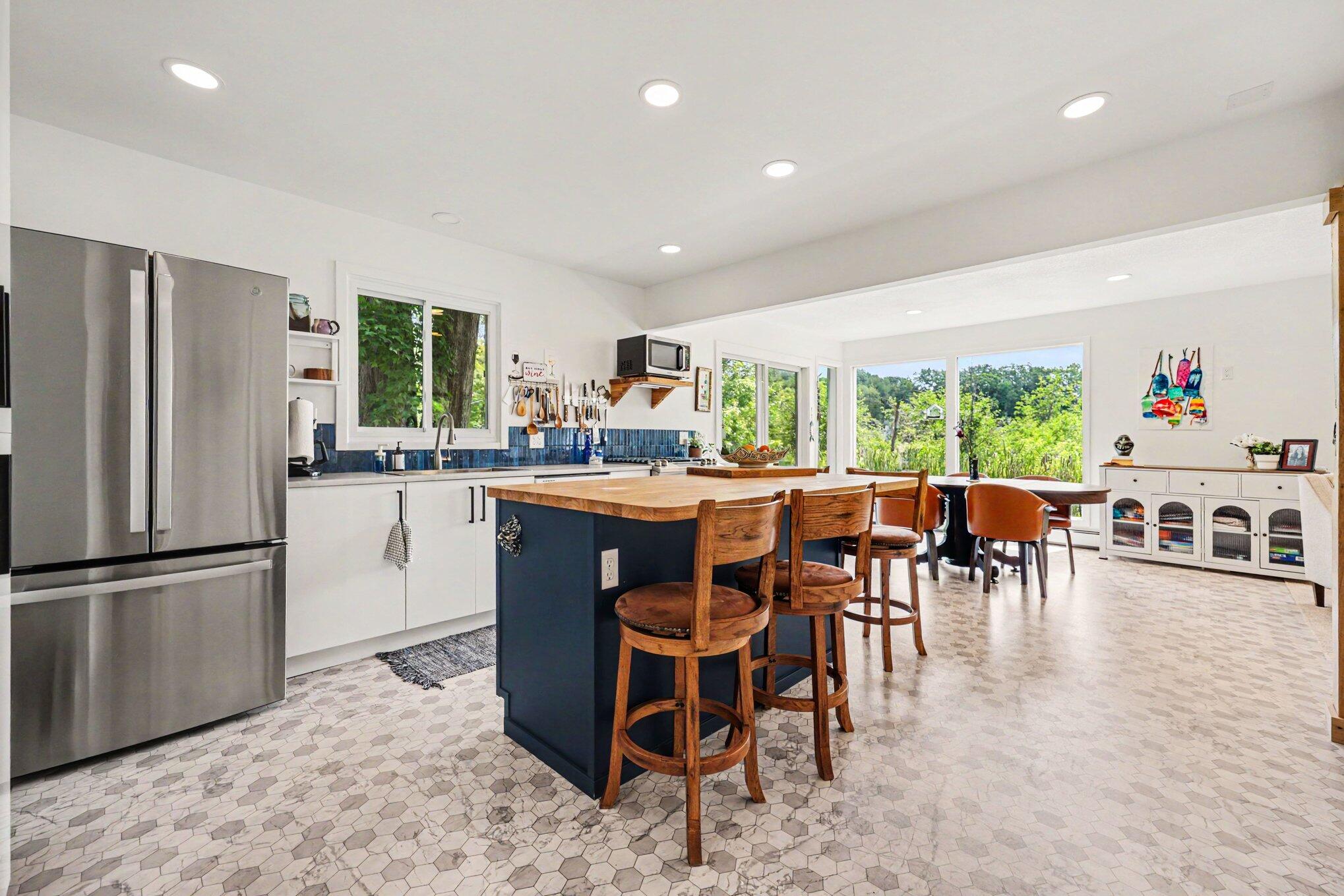11482 Lakeshore Drive