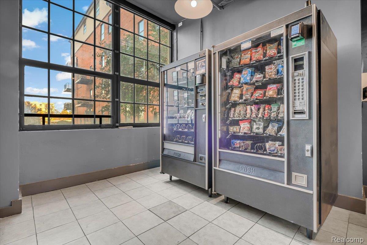 Detroit City, Michigan 48207, United States, 2 Bedrooms Bedrooms, ,1 BathroomBathrooms,Residential,Active,231762