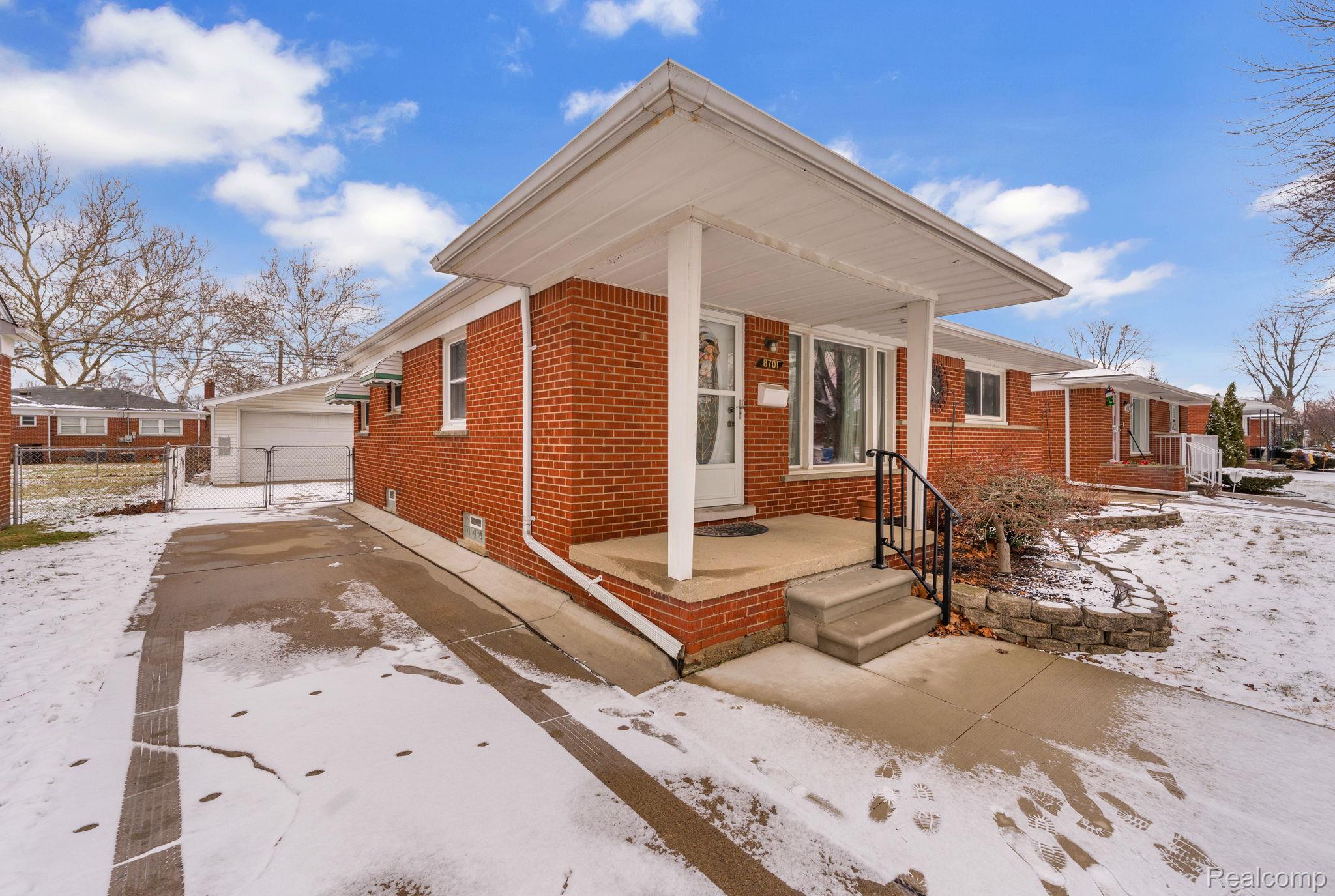 8701 Glengary Street