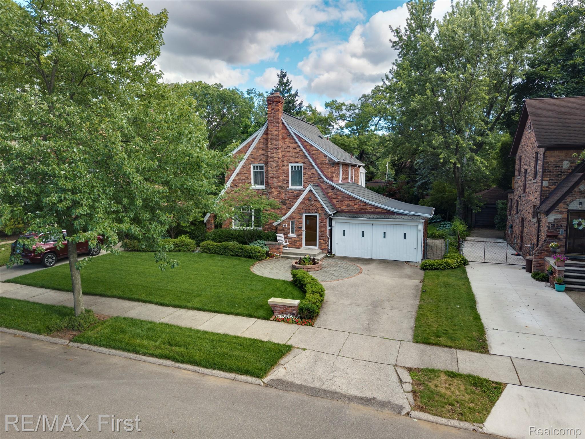 815 Oakridge